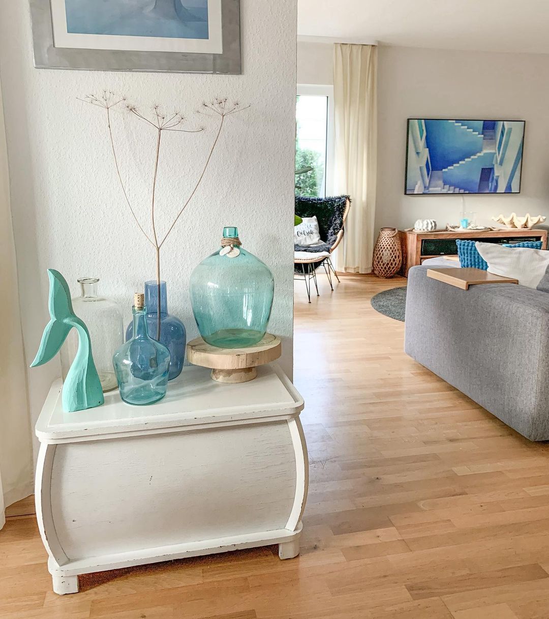Create your own summer home decor paradise with a living room inspired by coastal furniture and table decor accents.