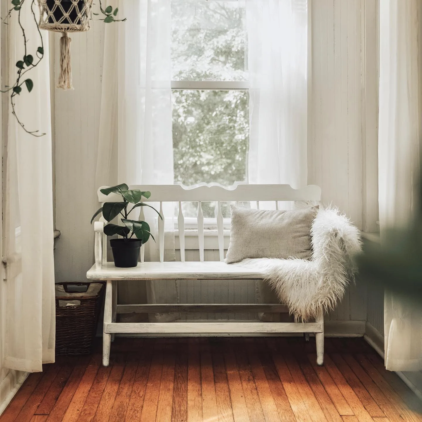 Creating a Relaxing Farmhouse Bedroom Retreat