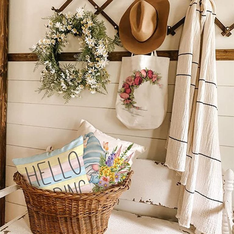 Easter_pillows_in_basket