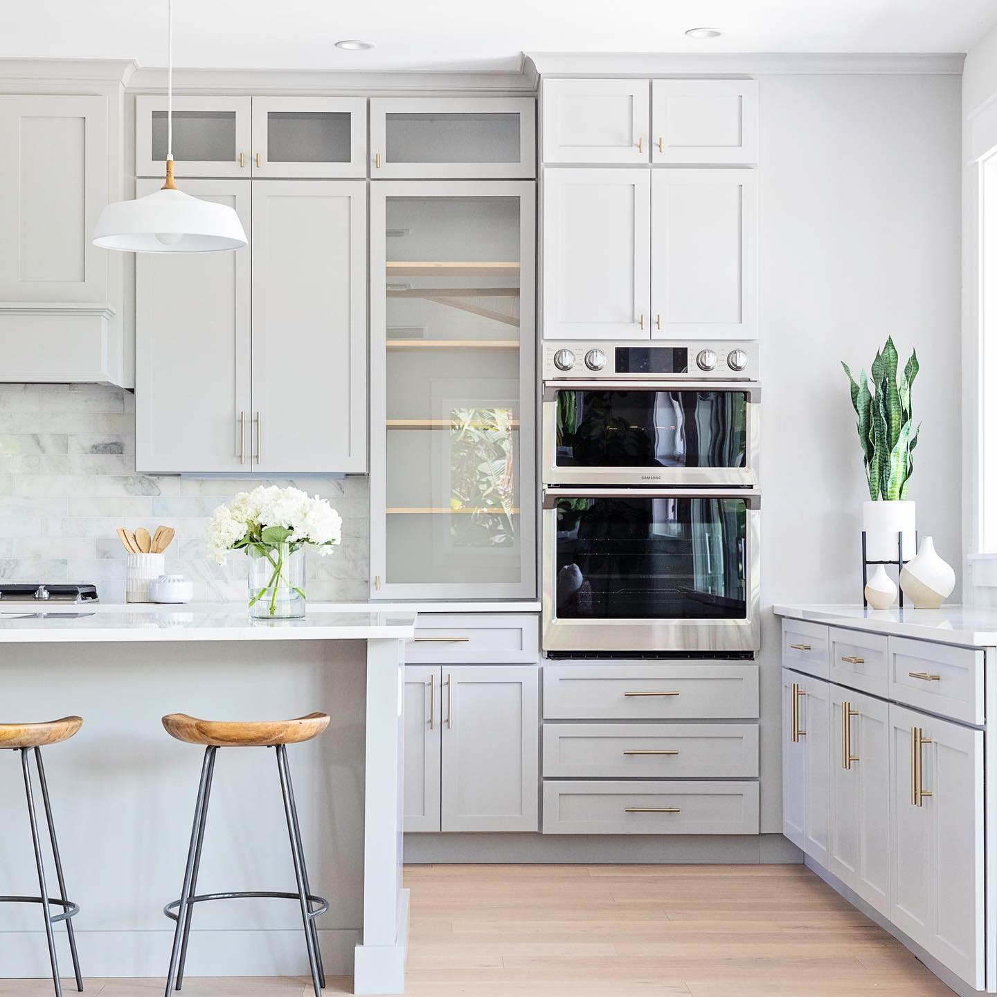 How to Design a Minimalist Kitchen That's Both Functional and Beautiful