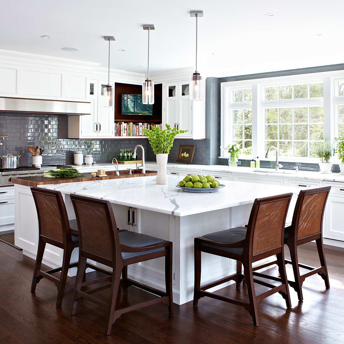 10 Key Features of a Stunning Transitional Kitchen