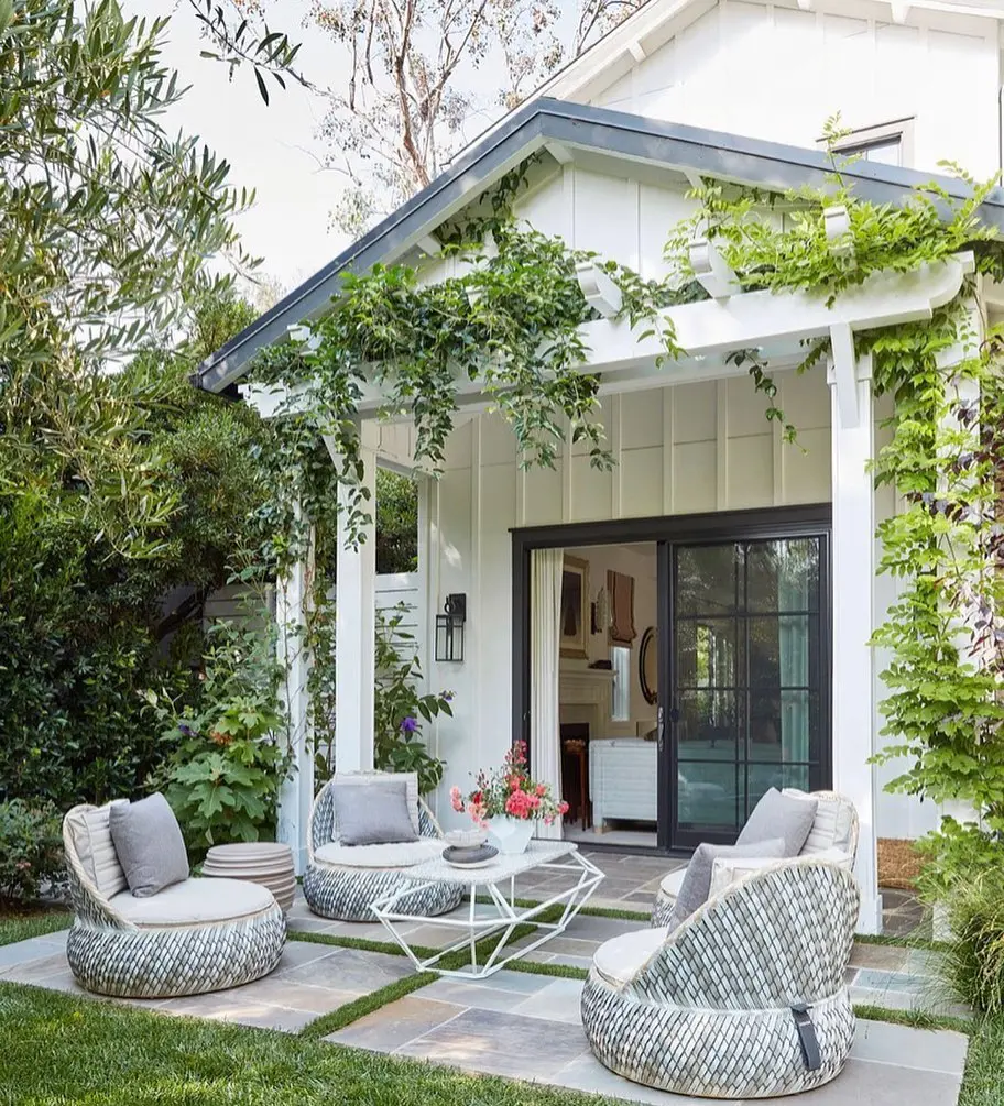 patio decor with a coastal-inspired style can easily be obtained with just a few outdoor furniture and works great as in this open backyard space